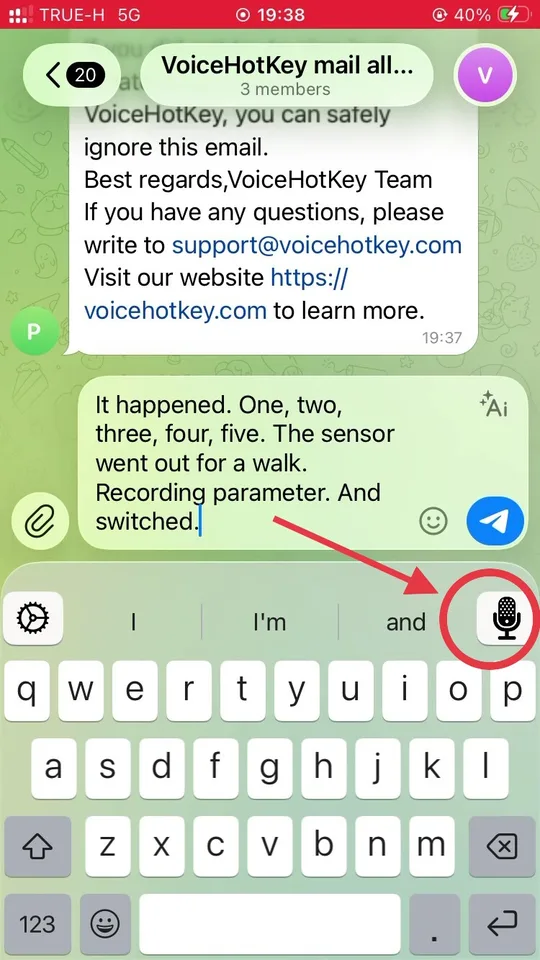 VoiceHotKey 键盘上有箭头指向口述麦克风按钮